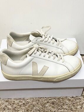 Veja Size 7 Women’s White Sneakers